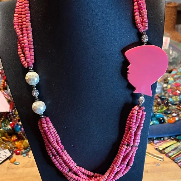 Pink Beaded Necklace with Artistic Pendant - Picture 6 of 7